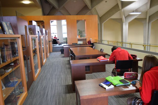 Un espace tranquille au balcon de la bibliothèque